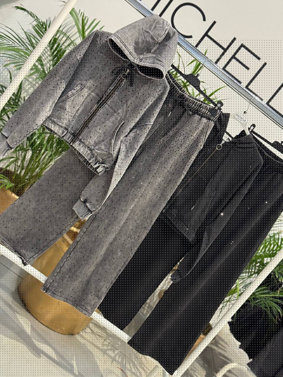 Amelie Follies (Michelle)